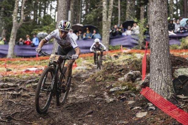 

Déjà vu v Besanconu. Stejně jako v Gavere se radovali van der Poel a van Empelová

