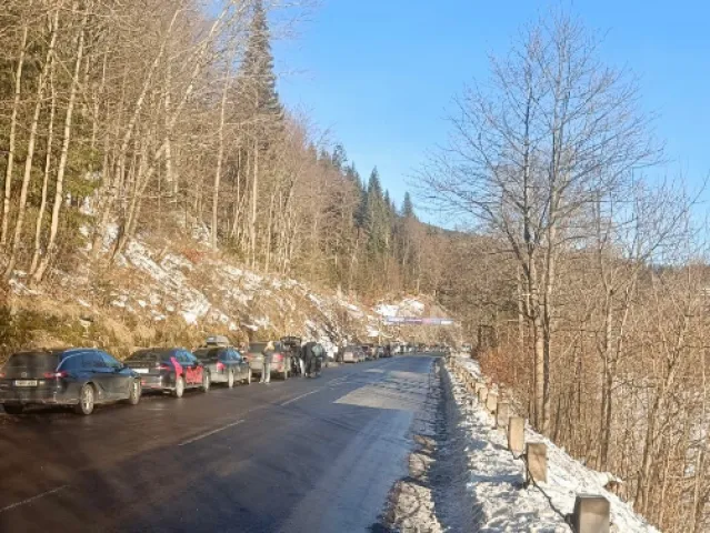 Špindlerův Mlýn praská ve švech. „Lidé už se tam nedostanou, auta stojí v kolonách“