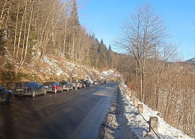 Turisté ucpali cestu do Špindlerova Mlýna. Doprava kolabuje, parkoviště jsou plná