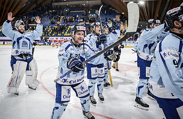 Po Pardubicích vyřadili Kanadu. Hokejisté Straubingu jsou ve finále Spengler Cupu