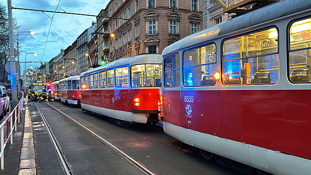 Tramvaj v Praze srazila seniorku, žena skončila vážně zraněná v nemocnici