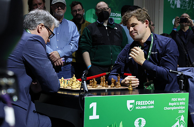 Další kontroverze šachového MS: Carlsen se rozhodl o titul podělit