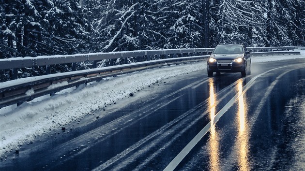 K silnému větru se přidá sníh, hrozí i náledí, varují meteorologové