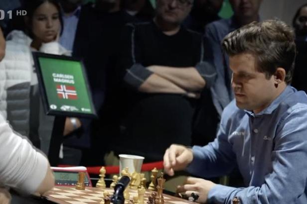 

Carlsen ve finále nezvykle nabídl dělbu titulu

