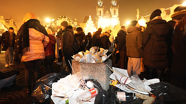 Přeplněné koše, prázdné lahve. Centrum po Silvestru čistí už od časného rána