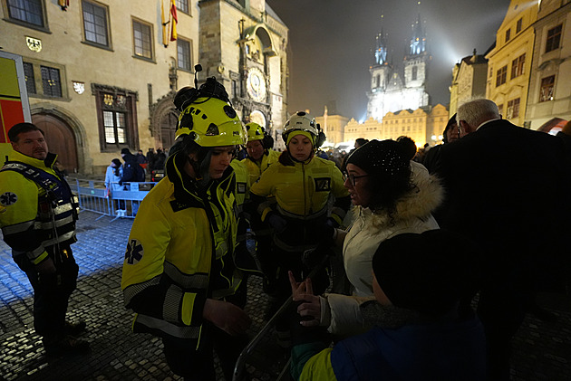 Rok začal amputacemi i stovkami požárů. Hasiči a záchranáři měli pernou noc