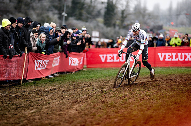 Van der Poel absentuje se zraněnými žebry, narazil do tyče od plůtku