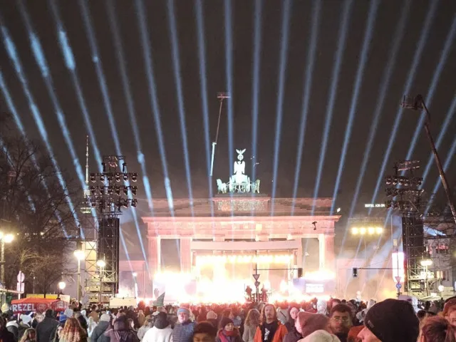 VIDEO: Tragické oslavy v Německu: Pět obětí kvůli pyrotechnice, útoky na policisty v ulicích