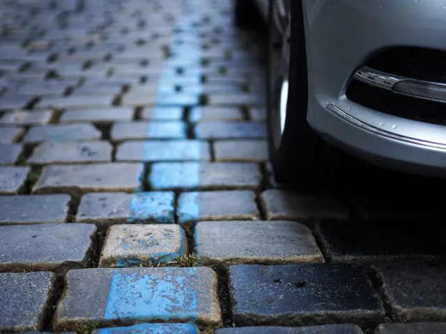 Výjimka pro elektromobily a hybridy nakonec neskončí. V Praze budou dál parkovat zdarma