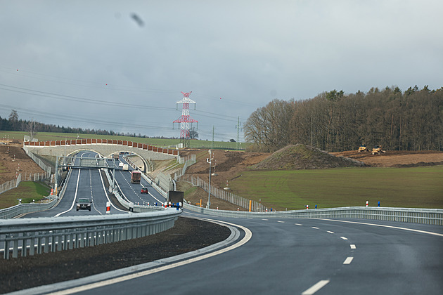 Auto jelo na nové D4 v protisměru. Ostatní řidiči strhávali řízení do stran