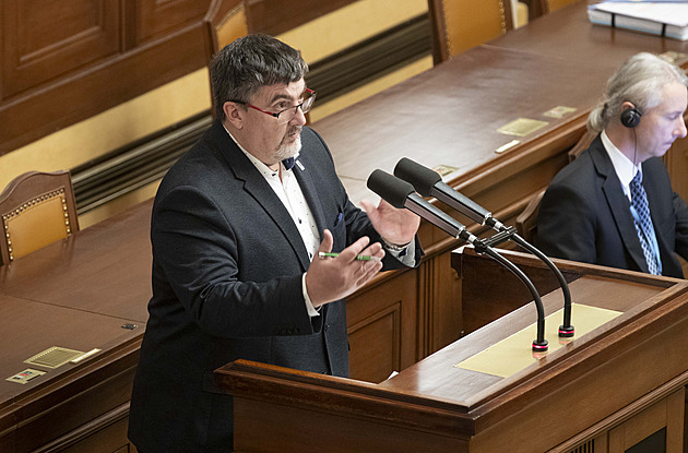 Poslanec ANO pálil petardy nad stáj s koňmi. Majitelce hrozil soudem, pak se kál