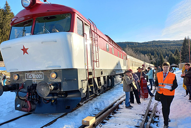 Silvestrovským vlakem na Šumavu jela i turistka z JAR, poprvé si sáhla na sníh