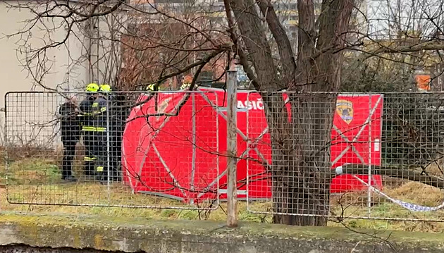 U nádraží v Kralupech ležel v kanalizační šachtě mrtvý muž, vytáhli ho hasiči