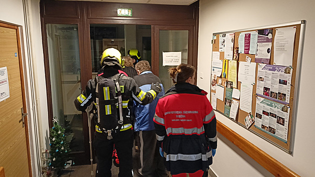 V Karlových Varech hořel dům s pečovatelskou službou, hasiči ho evakuovali