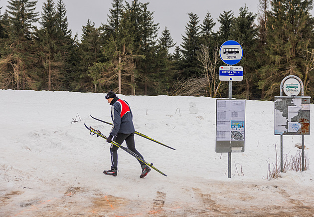 Běžkaři berou Orlické hory útokem, na Šerlichu musíte parkovací místo „vyčekat“