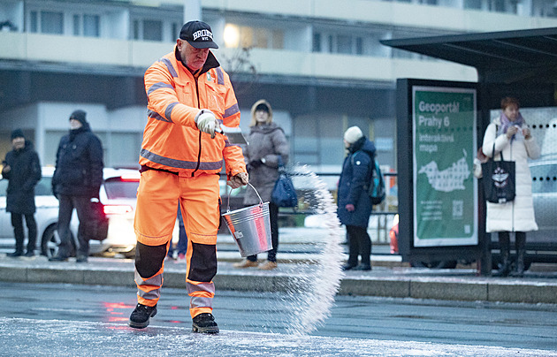 Česko přikryje ledovka a sníh, poté přijde déšť, varují meteorologové