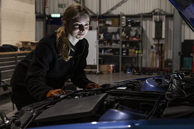 Kráska v mužském světě. Marijke v servisu neuklízí, je tu automechaničkou