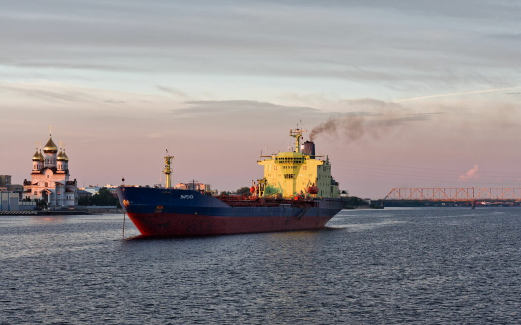 Ruský tanker ani jeho posádka nesmí opustit Finsko. Advokát podezřelých obvinil Finy z únosu