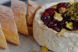 Camembert versus hermelín. Připravte si pečený sýr s brusinkami, pistáciemi a tymiánem