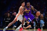 James v NBA zařídil výhru Lakers proti Atlantě. V dresu New Orleans řádil s padesáti body McCollum