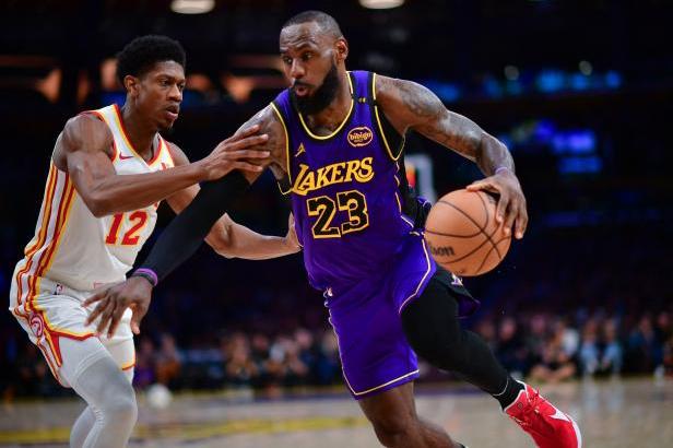 

LeBron James překonal Jordanův rekord, Krejčí proti Lakers nenastoupil

