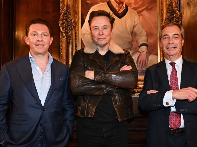 Musk „bombarduje“ evropskou politiku. „Farage na to nemá,“ pustil se do britského opozičníka