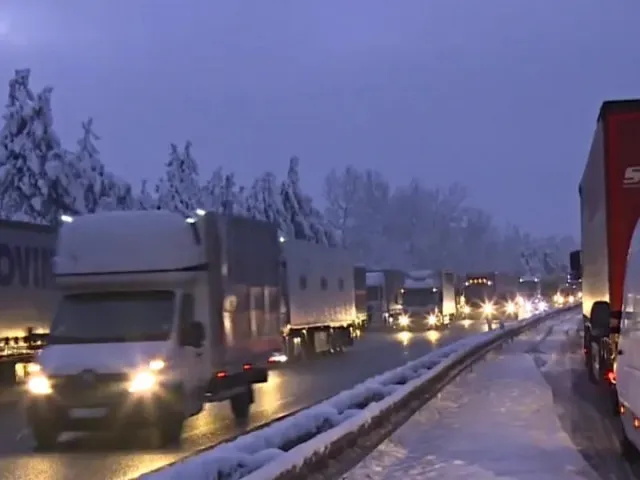 Smrt na zasněžené dálnici. Při vyšetřování nehody zemřel policista, srazilo ho auto