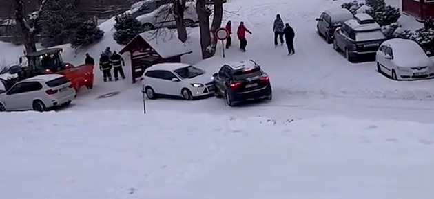 VIDEO: Silnice ve Špindlerově Mlýně se stala kluzištěm, auta nešlo zastavit