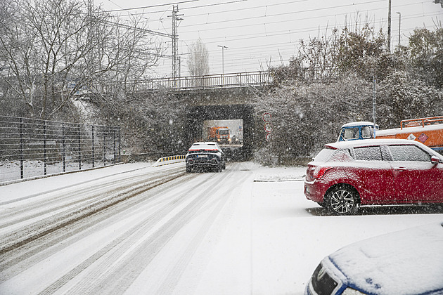 Část Česka dál pokrývá ledovka, kvůli námraze stojí železnice