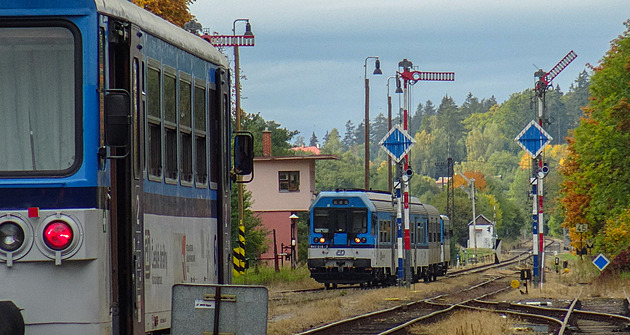 Do vagónu zatékalo, z podlahy byl rybník. Bezpečnost to dle ČD neohrozilo