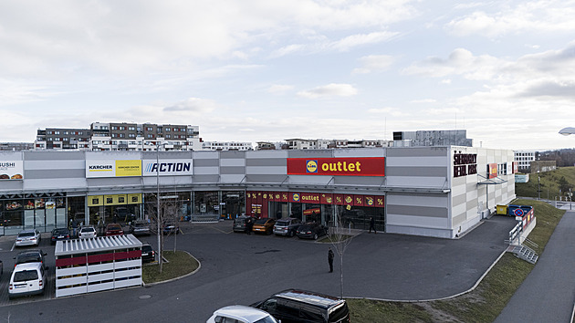 Fronty a kolaps dopravy. Zájem o Lidl Outlet zaskočil i samotný řetězec