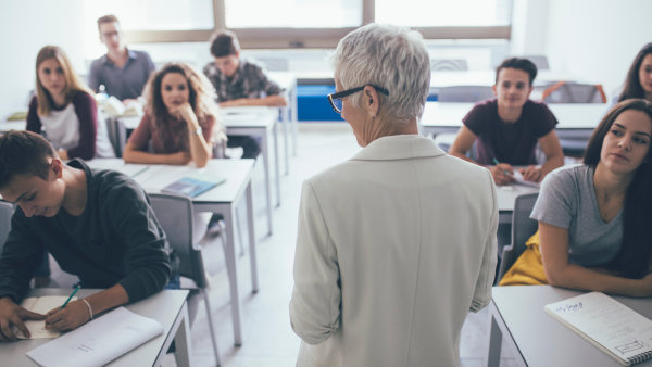 Já mluvím, vy si píšete. Střední školy se v modernizaci výuky posouvají jen málo, gymnázia se dokonce zhoršila