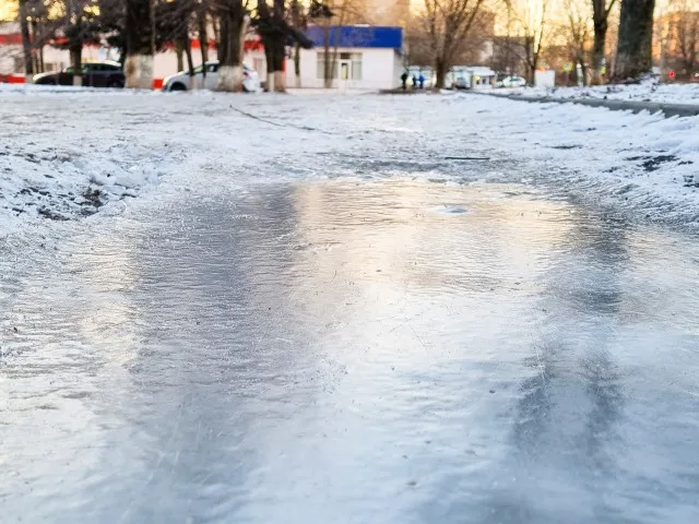 Ledovka trápí zemi. Oteplí se, ale i tak hrozí na mnoha místech Česka