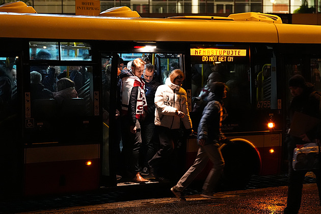 Na hokej do O2 arény poprvé od zavření metra. Fanoušci se mačkali v tramvajích