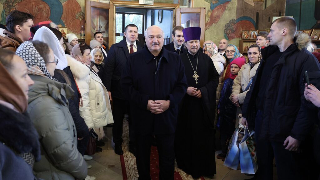 Naše diktatura je lepší než demokracie na Ukrajině, tvrdí Lukašenko. Bělorusko označil za ostrov míru