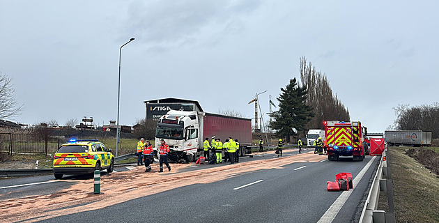 Smrtelná nehoda uzavřela hlavní tah na Benešov, auto se srazilo s náklaďákem