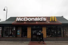 Stovky zaměstnanců McDonald's v Británii žalují firmu kvůli obtěžování