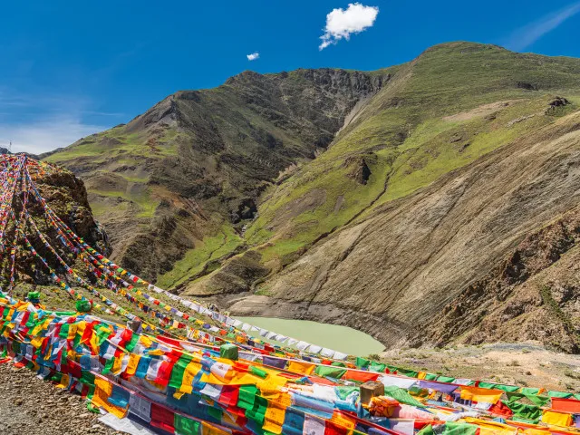 Tibet a Nepál zasáhlo silné zemětřesení. Úřady hlásí přes 50 obětí