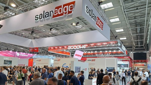 Výrobce elektroniky pro solární elektrárny SolarEdge hasí potíže. Chystá další propouštění a přesun výroby