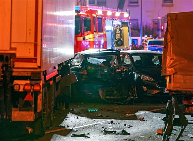 Kamion vjel do protisměru a smetl auto. Při nehodě u Brém zemřelo pět lidí