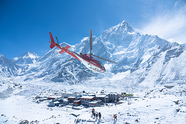 Komerční vrtulníky u Everestu zatím končí, Kradou práci a ničí přírodu