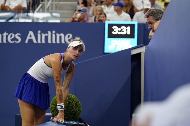 

Vondroušovou opět zastavilo zranění, osmifinále v Adelaide skrečovala se setem v kapse

