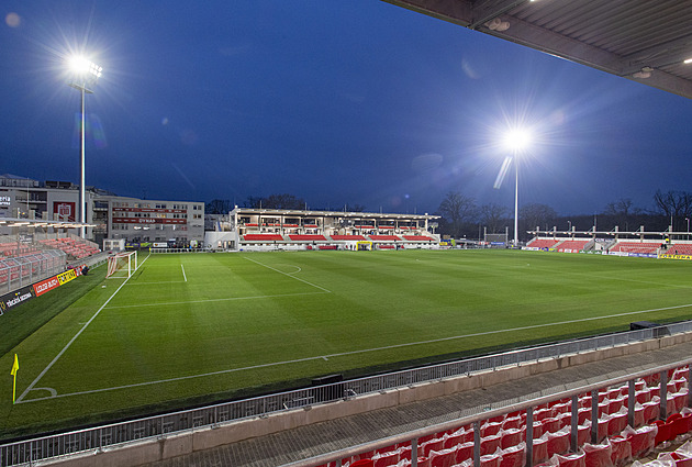 Po fotbale v Pardubicích vypukla strkanice na VIP tribuně, padly i facky