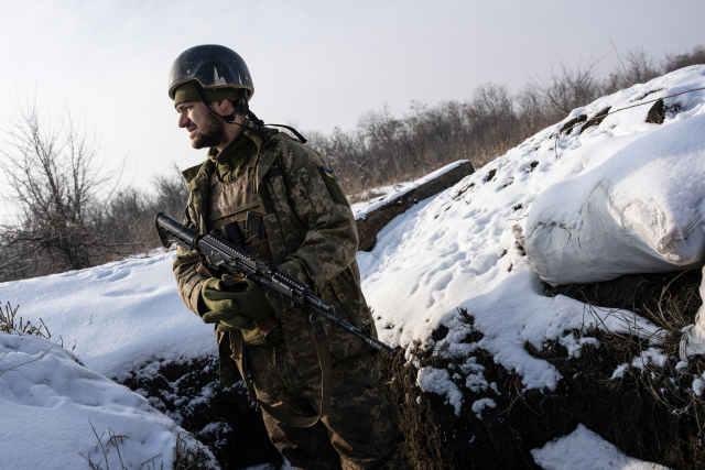 Puška, nůž i zuby. Ukrajinec a Rus bojují na videu o přežití mučivých osm minut