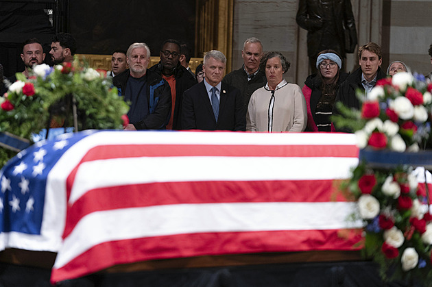 Rakev exprezidenta USA Cartera přijela do Washingtonu, leží v Kapitolu