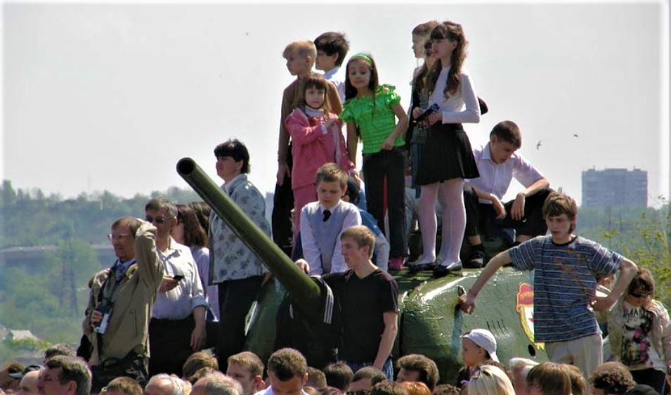 Ruské děti šetří do prasátka, aby koupily boty vojákům. Asi se už všechno rozkradlo, soudí lidé