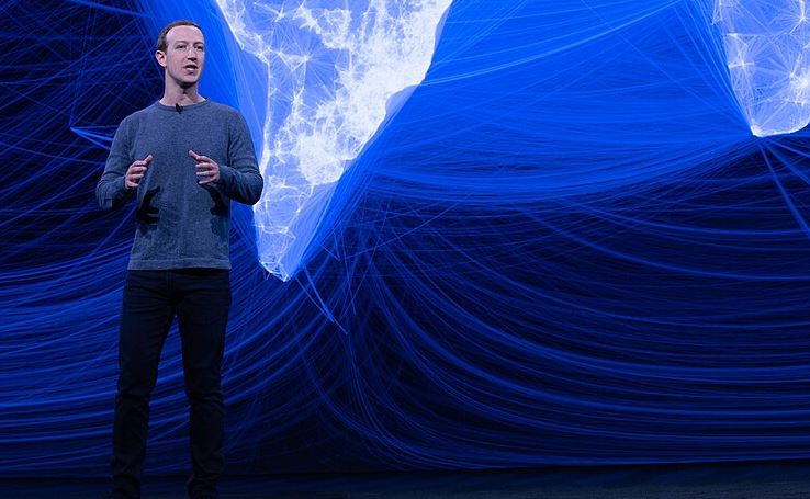 Zuckerberg se zbavuje odpovědnosti za dezinformace a tulí se k nové moci, říká expertka