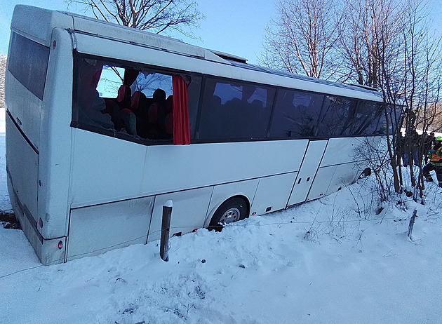 Autobus MHD sjel v Radotíně na ledovce do příkopu, vyprošťují ho hasiči