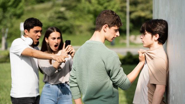 Děti stále více hlásí šikanu, pomáhá i aplikace. Stát má proti násilí na školách novou strategii, známe obrysy