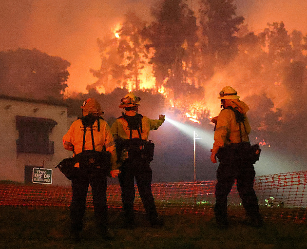 Požáry v Los Angeles zasáhly i sport. Rittich měl auto pod popelem